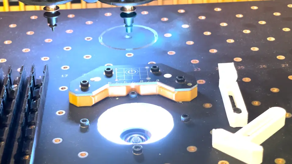 将吸嘴N2移至基准板中心